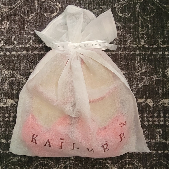 Kailee P toddler size 9 red satin Mary Jane's with bow - Picture 1 of 4